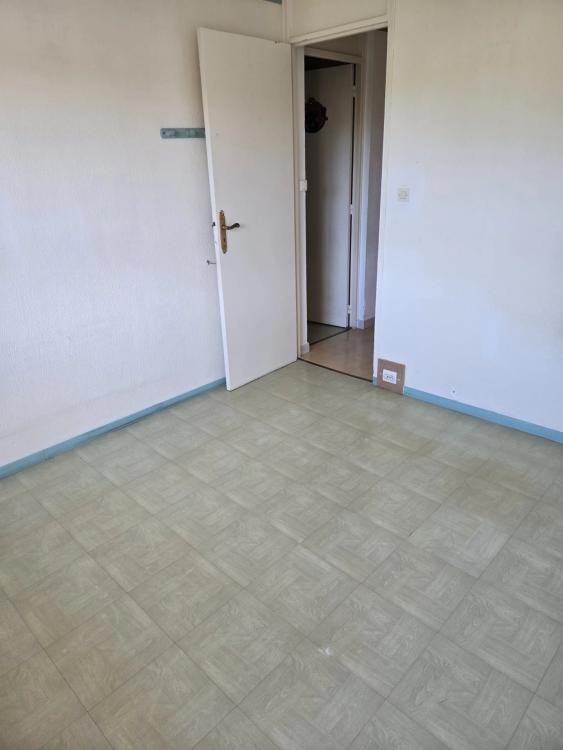 Fréjus  - T3 à rafraîchir à 5 mns du centre à pied